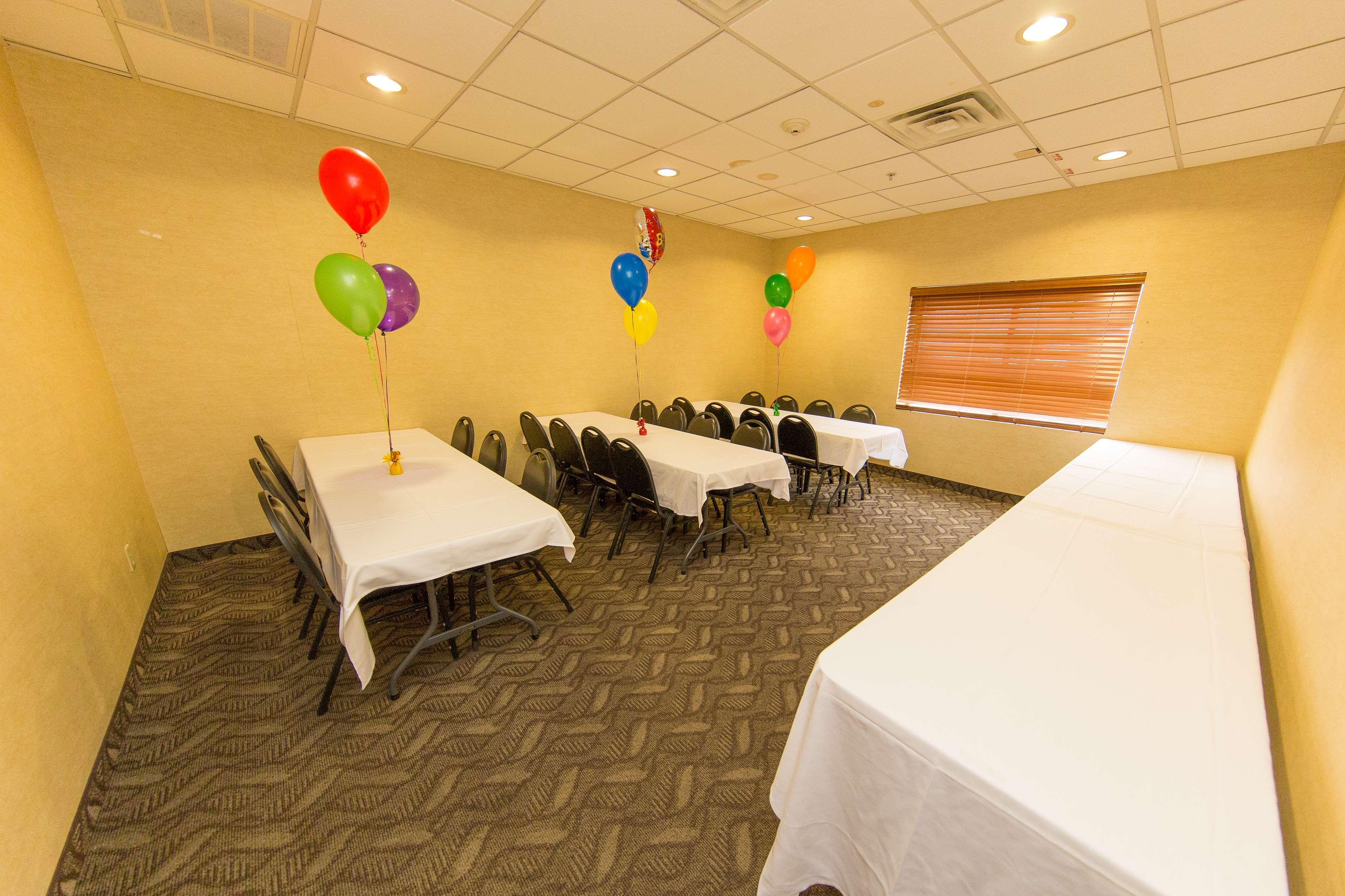 פורטייג' Rodeway Inn מראה חיצוני תמונה